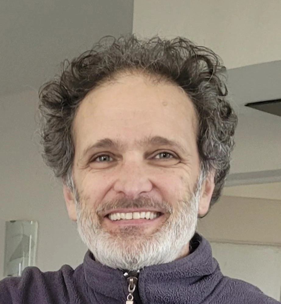 Hugo Borrell, thérapeute de couple et accompagnateur relationnel